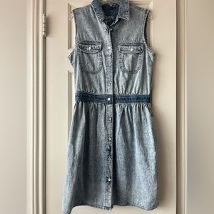 Denim dress with pockets!
